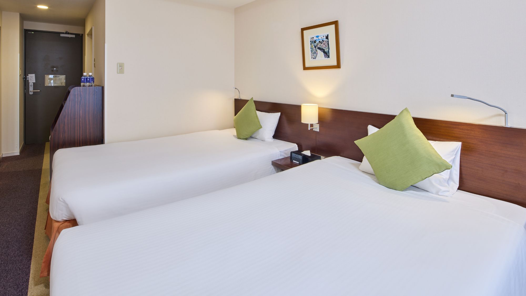 【フィールドパークタワー】スタンダードツインルーム バルコニーを完備したシンプルな洋室。