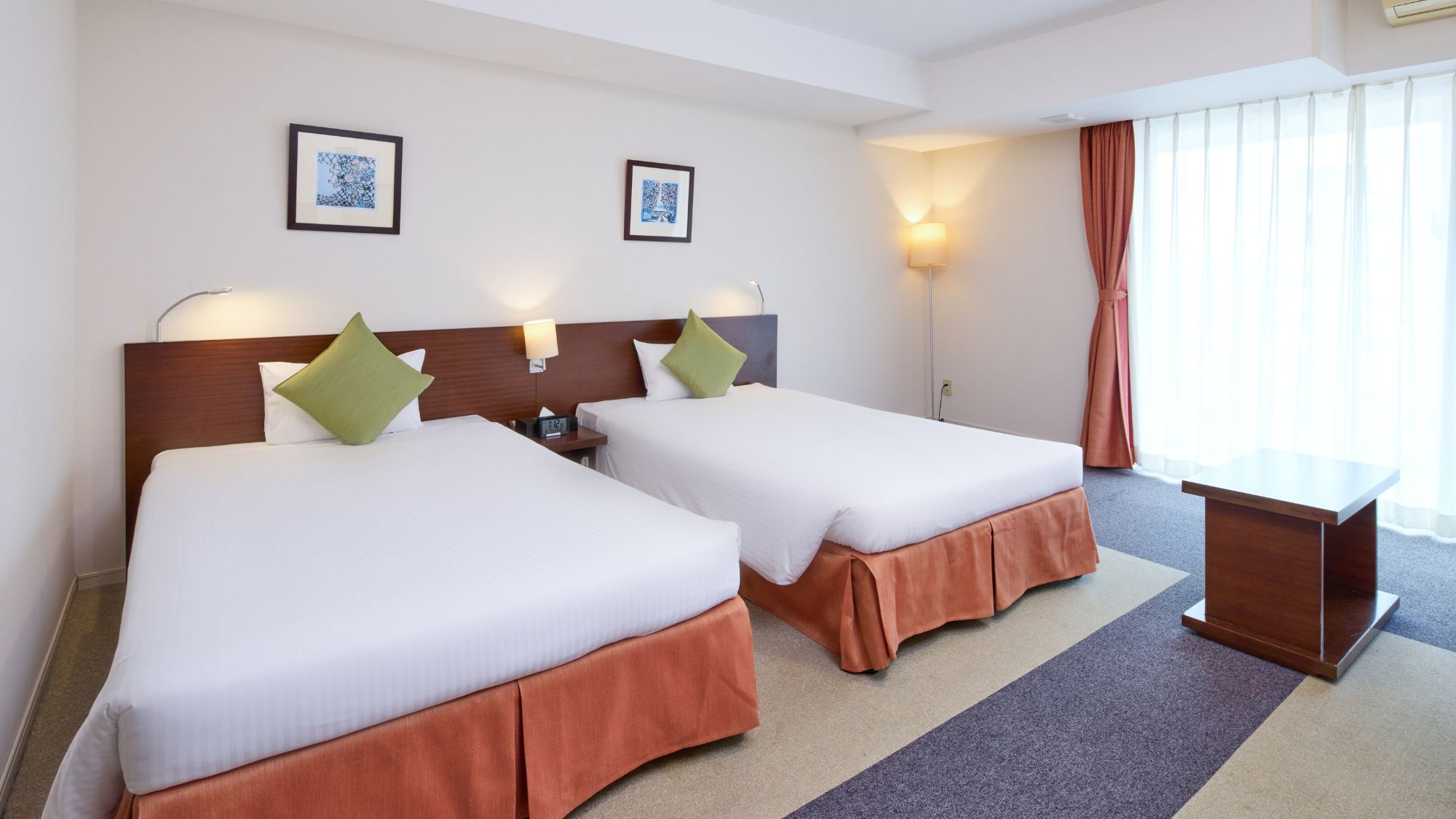 【フィールドパークタワー】ユニバーサルツイン 安全面に配慮した全面フラット設計の洋室、バルコニー付