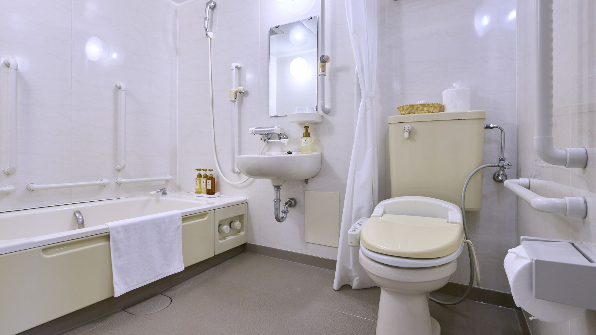 【フィールドパークタワー】ユニバーサルツイン 安全面に配慮した全面フラット設計の洋室、バルコニー付