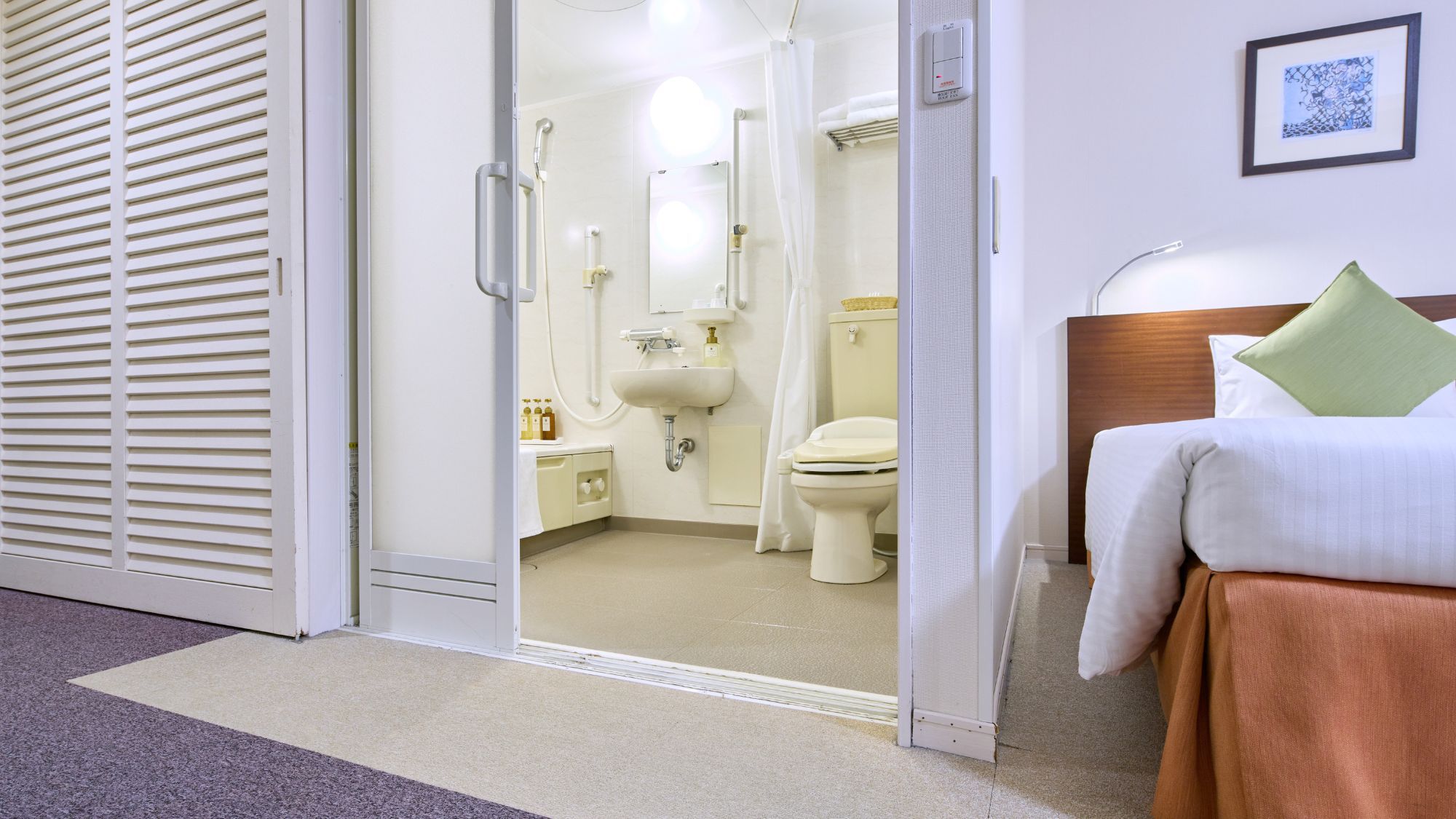 【フィールドパークタワー】ユニバーサルツイン 安全面に配慮した全面フラット設計の洋室、バルコニー付