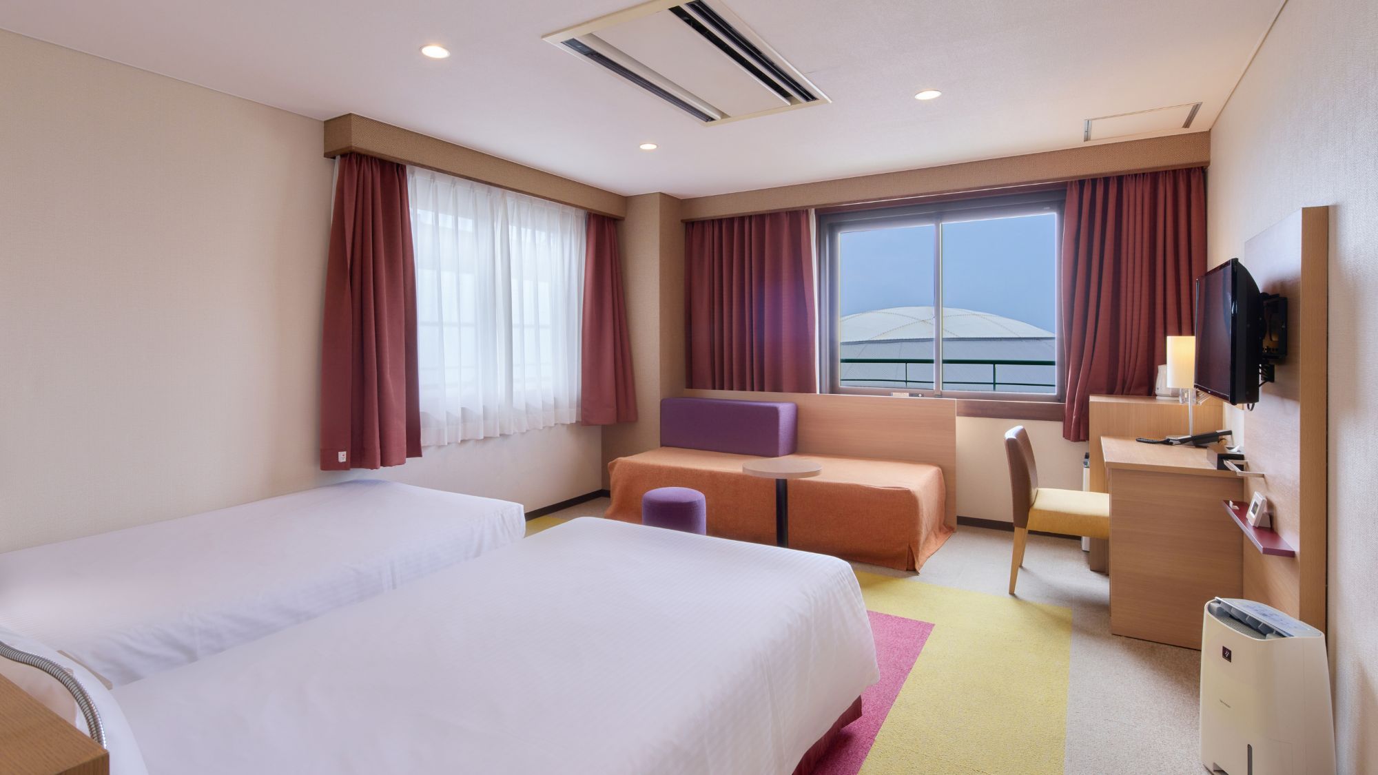 【メインタワー】デラックスオーシャン/名護湾が望めるたっぷりスペースのコーナールーム。