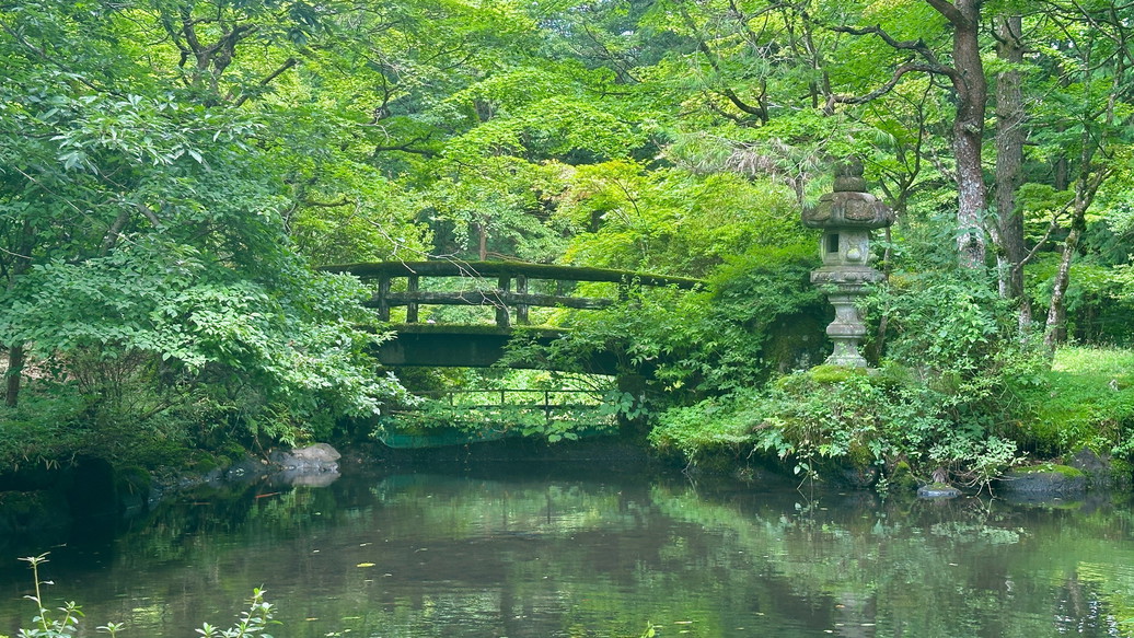 敷地内の庭園池が中心にあります