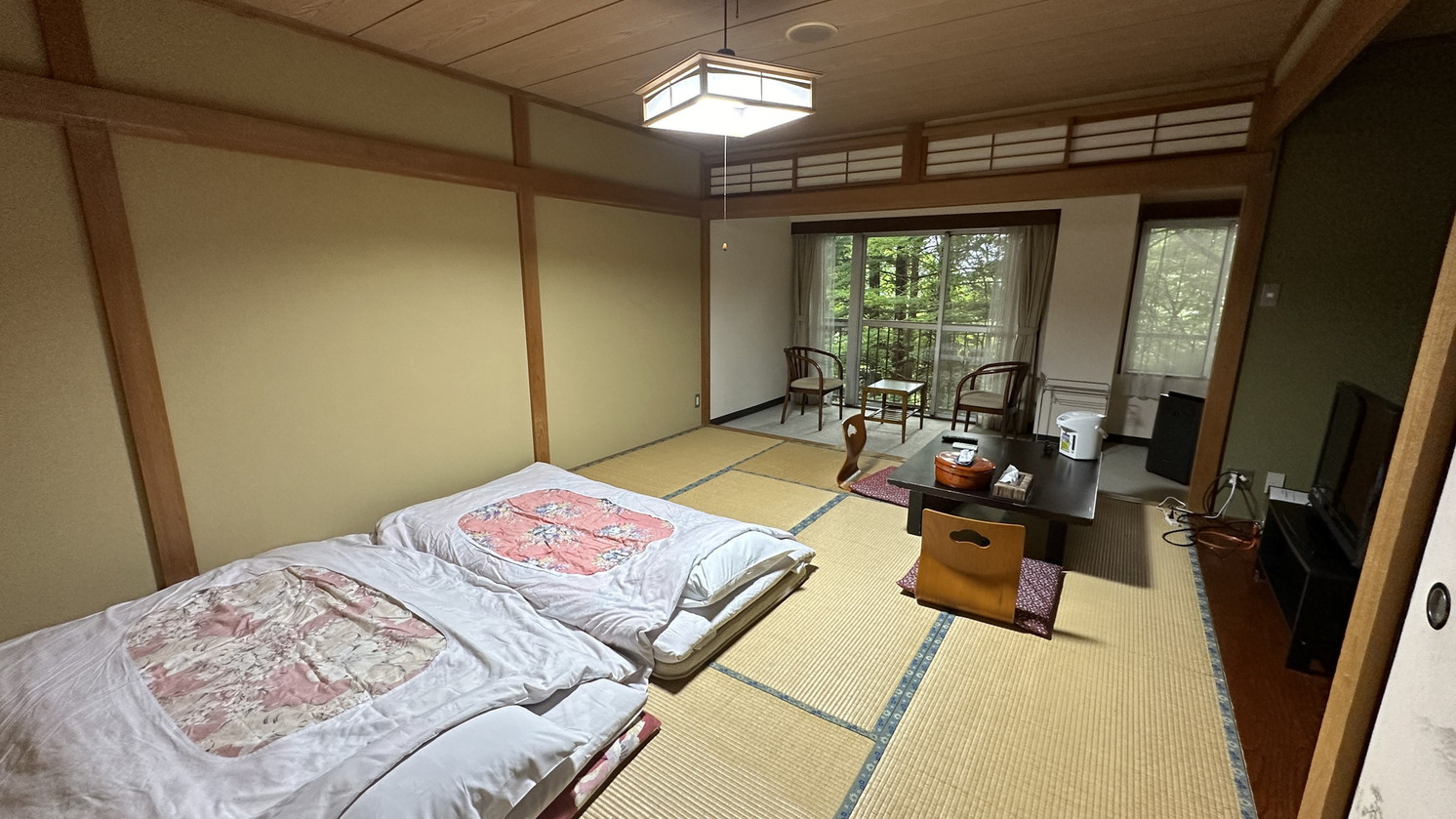 一番基本的な和室お部屋からは緑豊かなお庭がご覧いただけます