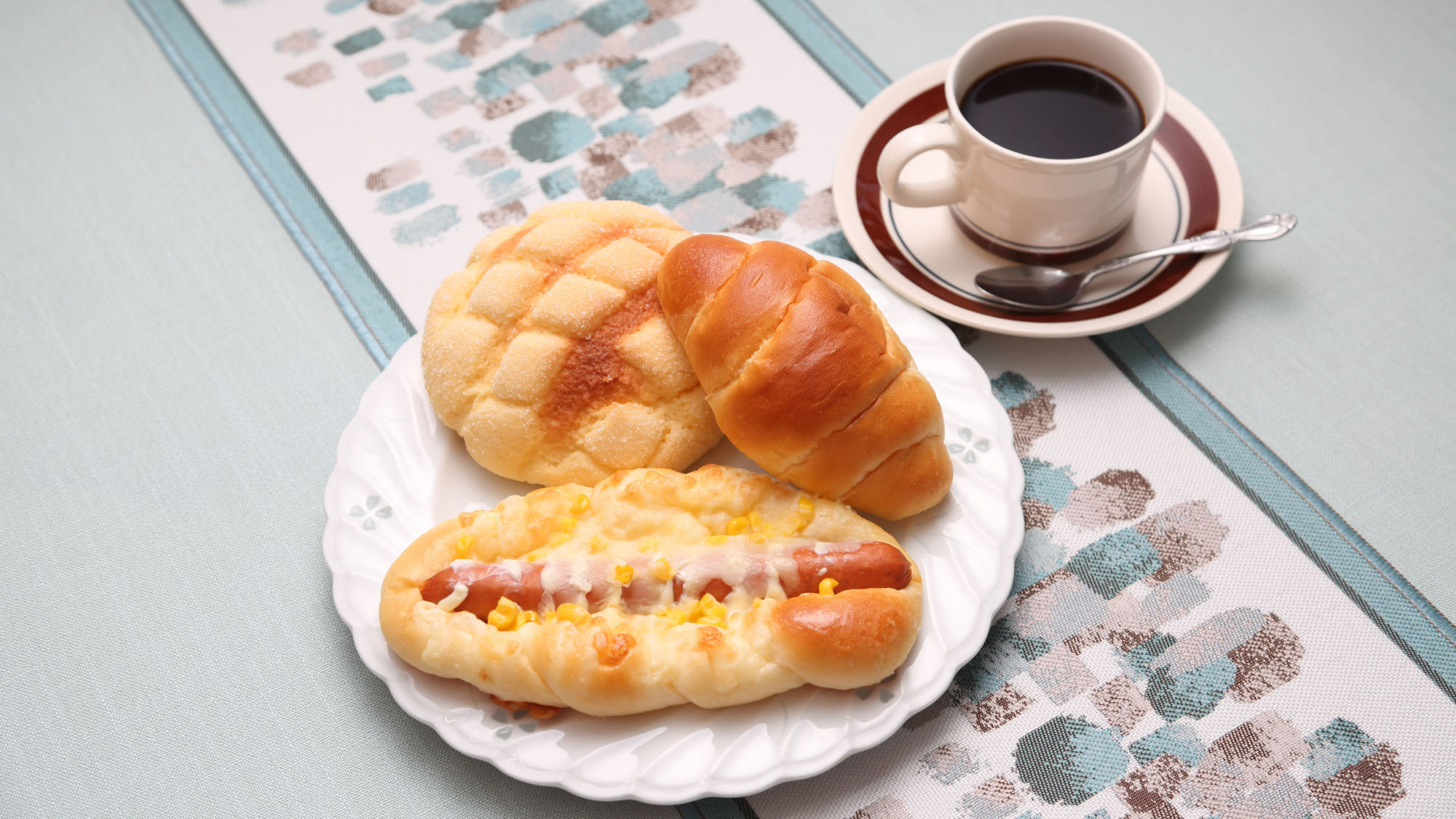 「パン工房 YU-JIN」の焼き立てパンを朝食で♪