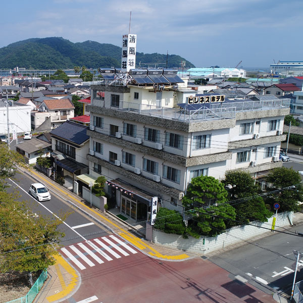 佐伯駅より徒歩5分です。目の前には、公園がありお子様連れの方も大歓迎です