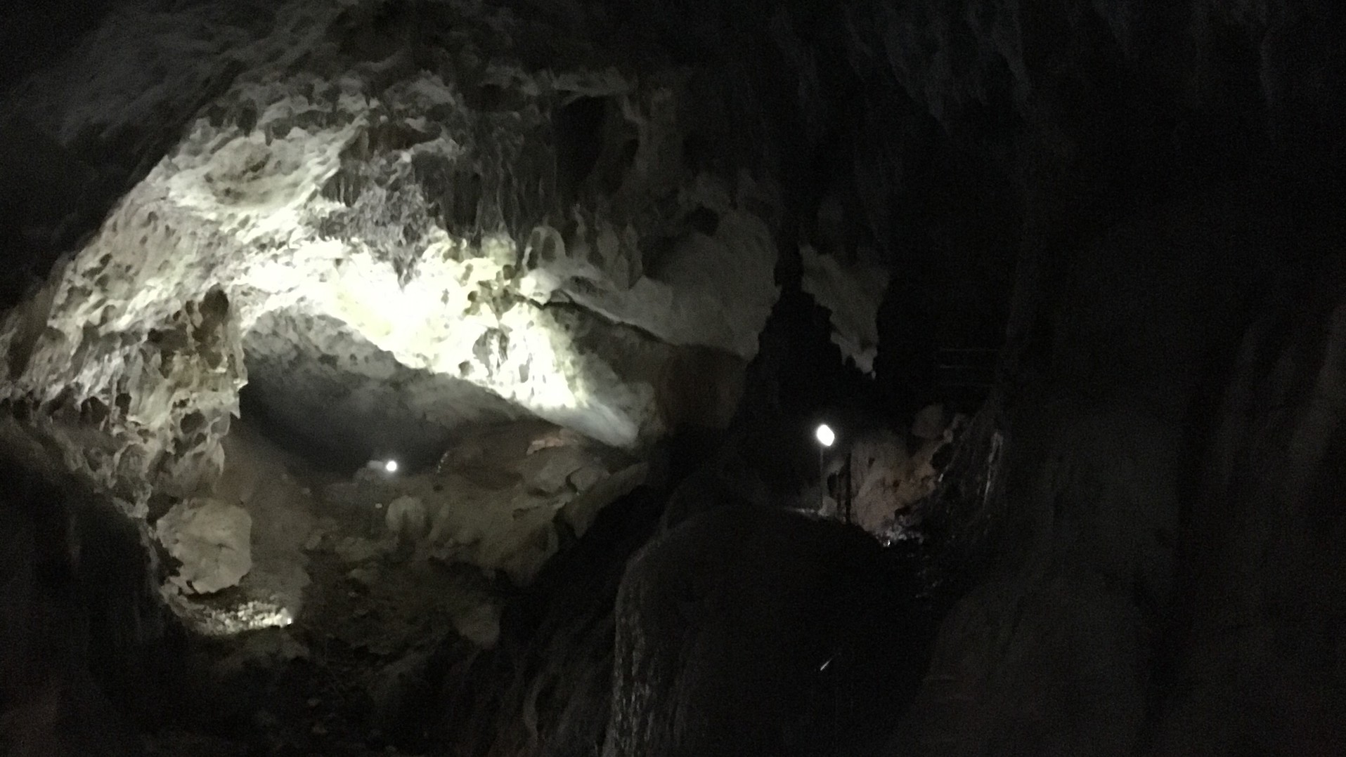 観光秋芳洞洞内の様子
