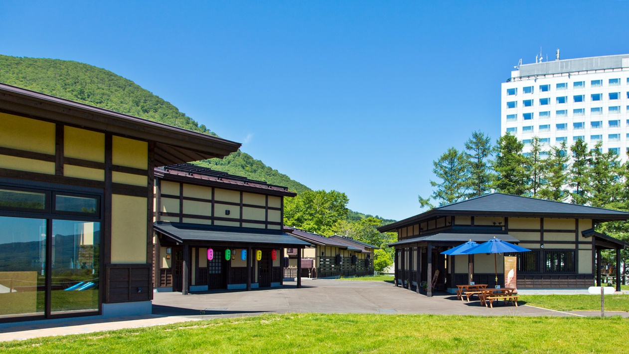 *[ショッピング&ダイニングエリア/ザ・ビレッジ]日本の町屋建築がテーマの美しい町並みが魅力。