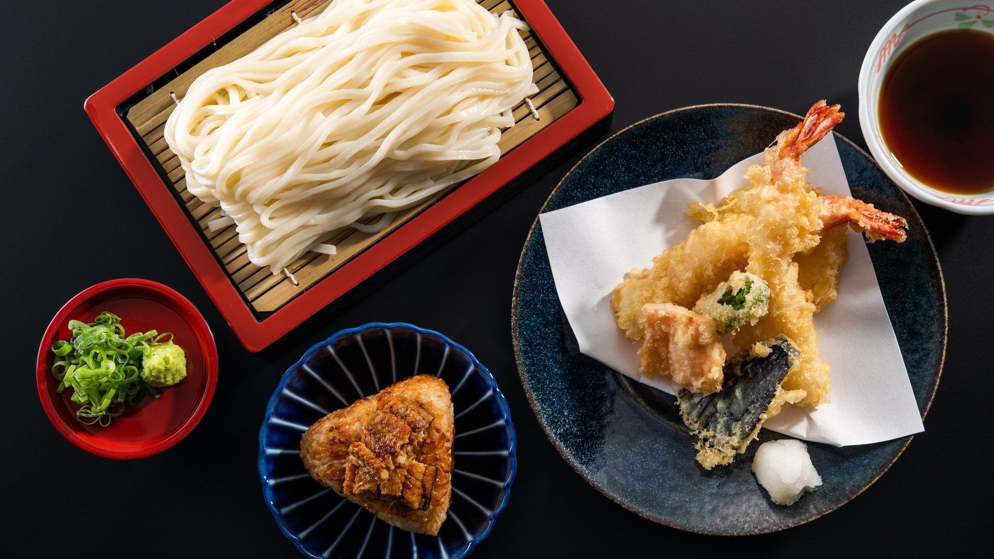 ざるうどんと天ぷら御膳。香ばしいうな焼きおにぎり付きです。