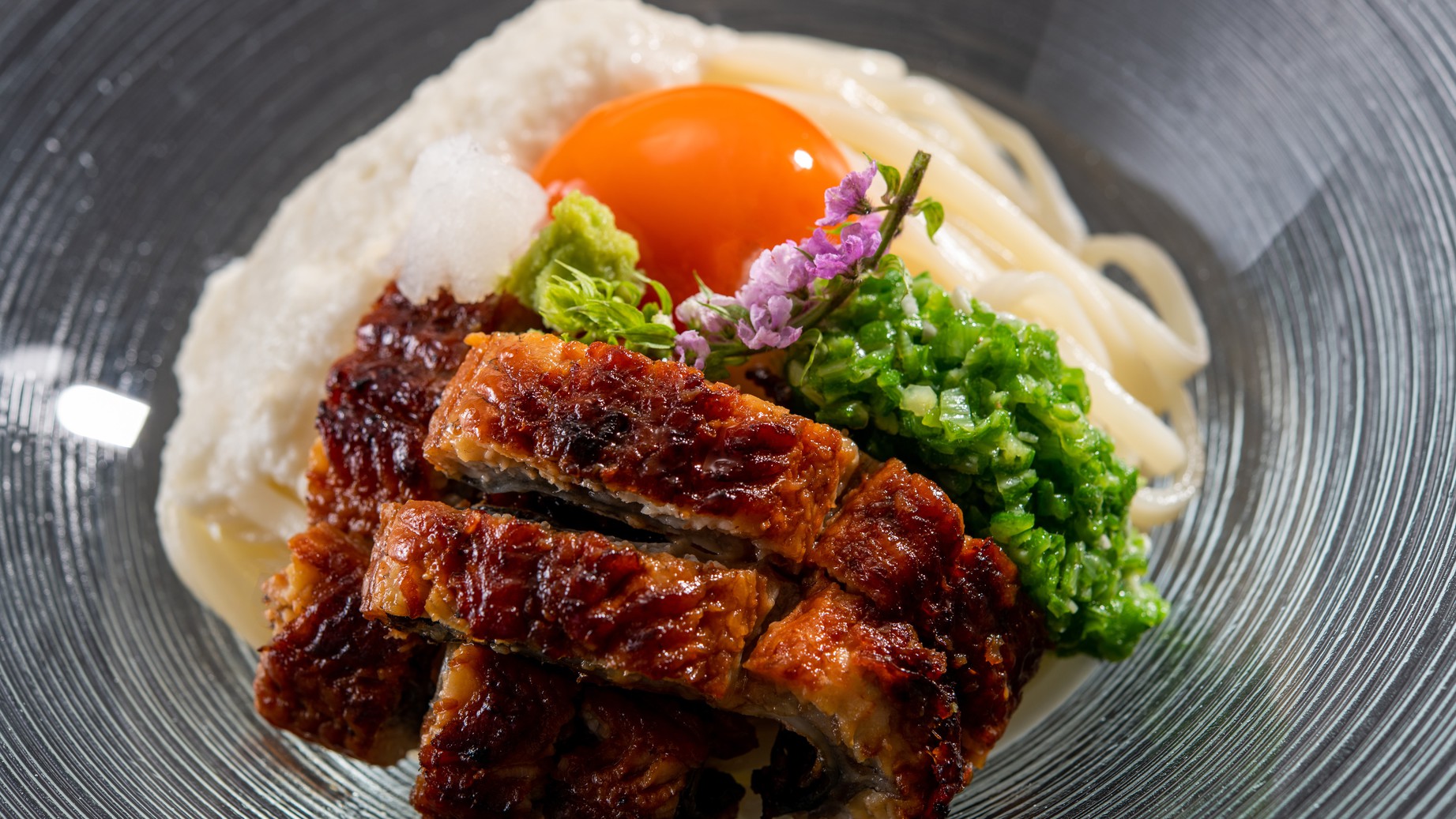 ランチ限定※夏季のみうなぎ山芋うどん。細めのうどんに、うなぎ・山芋・オクラと卵のスタミナメニュー！