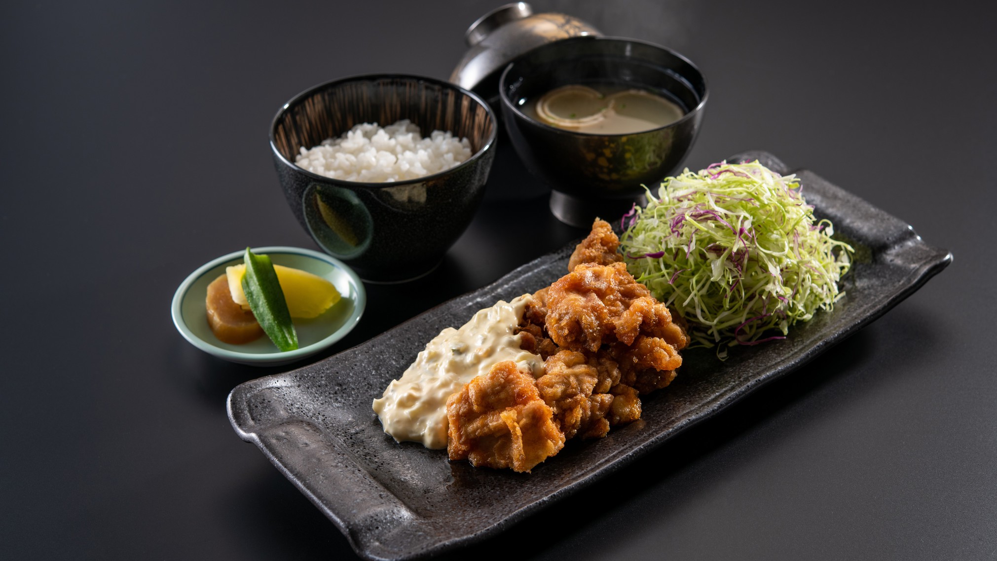みやざき名物チキン南蛮定食。海雲では甘酢に柑橘の果汁を入れてさっぱり仕上げました。