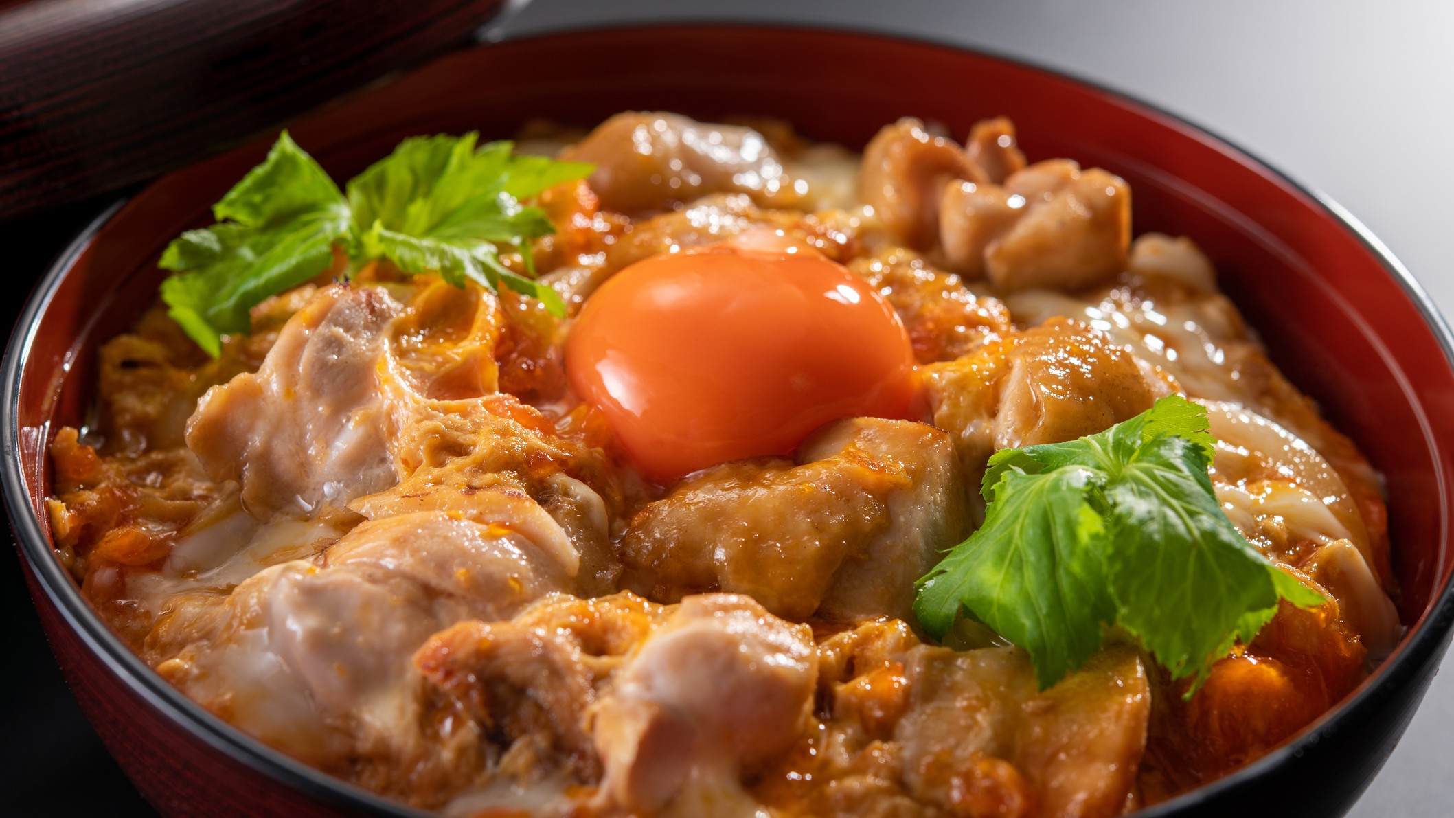 うなぎ屋の親子丼。宮崎産「きみ恋卵」と隠し味のうなぎのタレがコクのある濃厚な味わい。