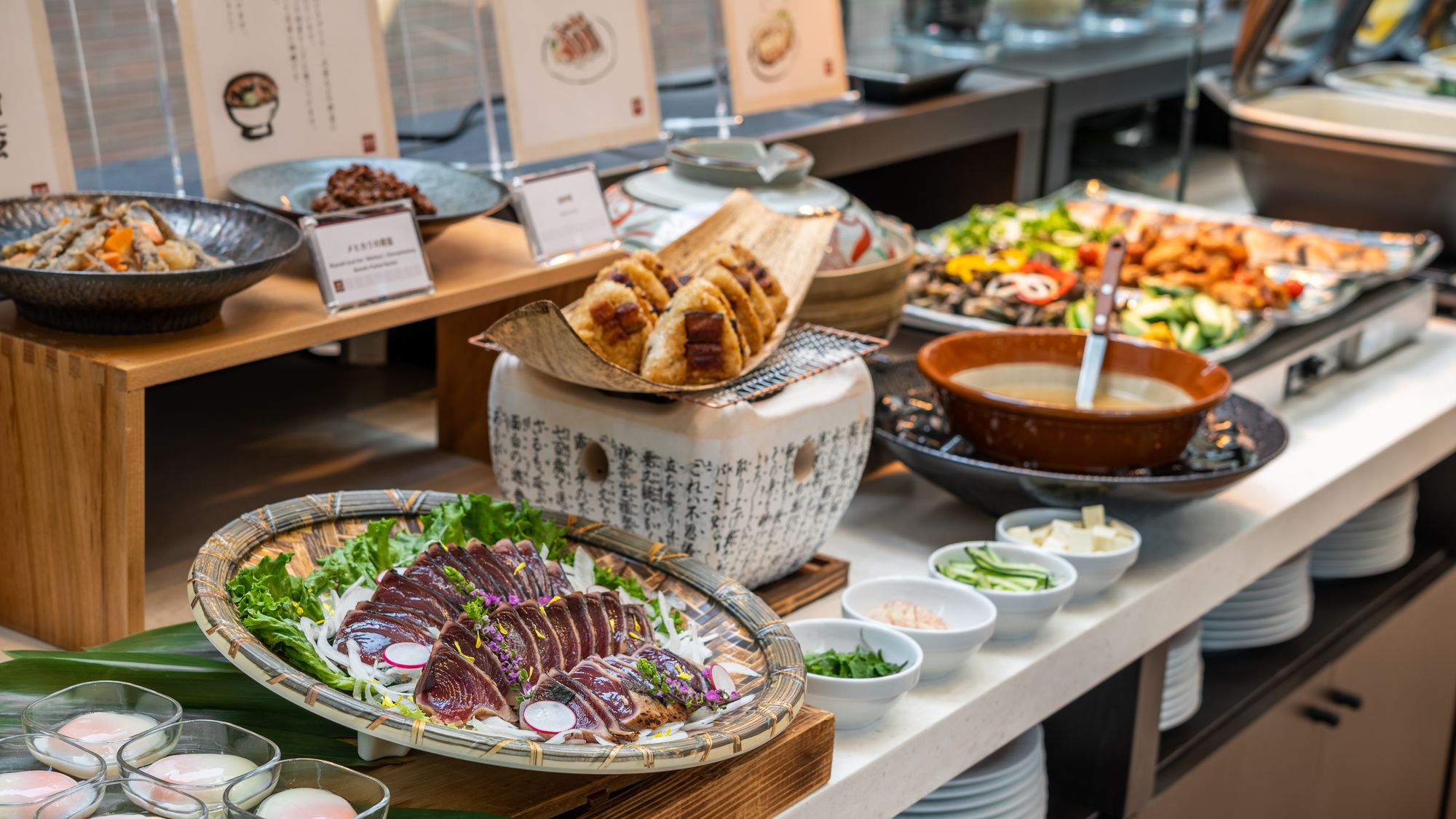 明るく開放的な会場で、美味しい朝食をぜひお召し上がり下さい！