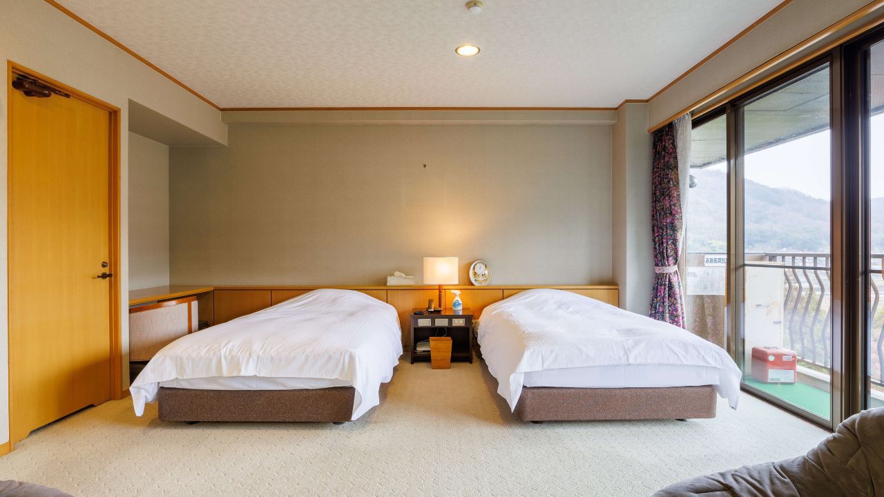 【ファミリールーム】寝室は大きめのベッドでゆったりと。
