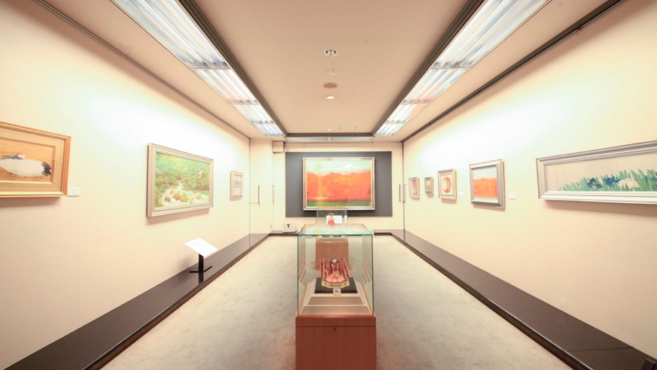 館内にはたくさんの絵が飾られています。