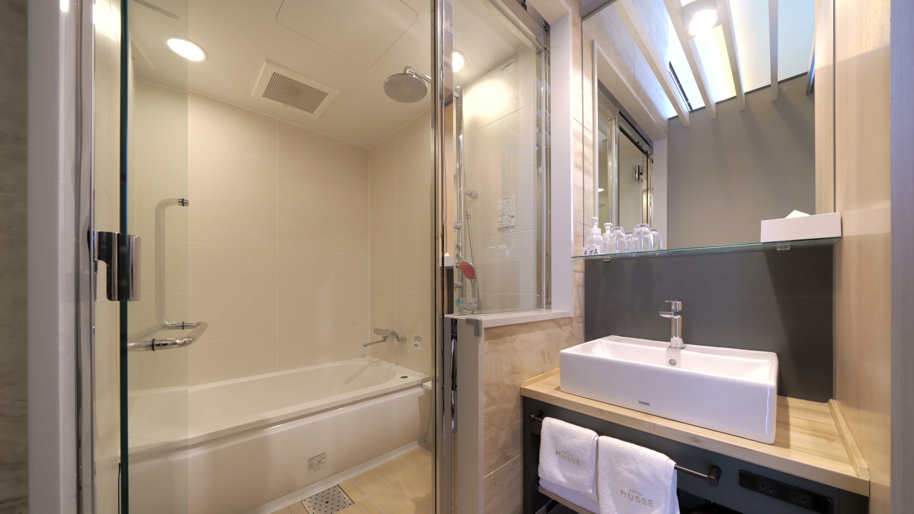 最上階バスルーム（1416サイズ）。バスタブ、シャワー（オーバーヘッド・ボディシャワー）、洗い場完備