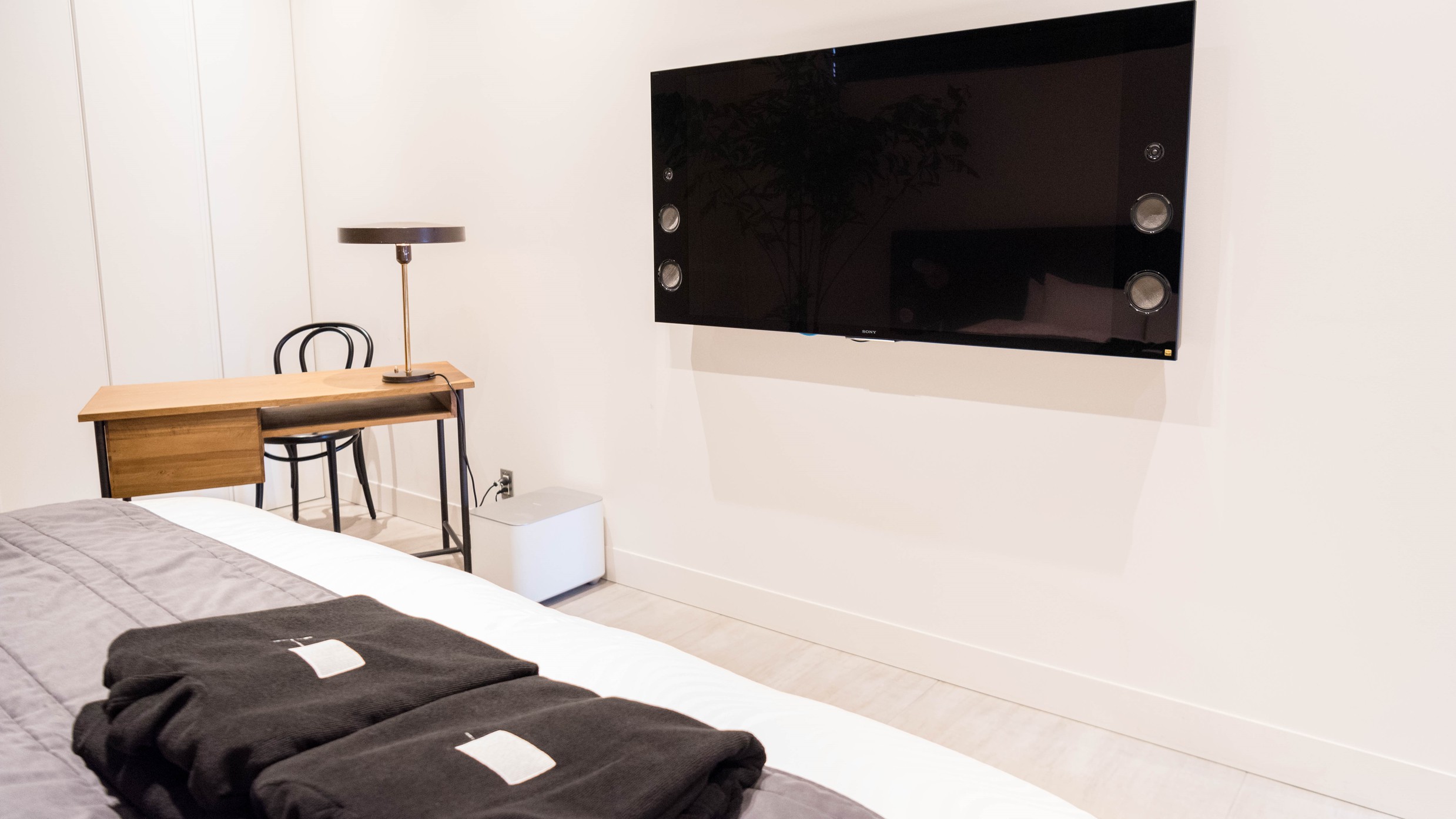 【ペントハウス／寝室】大画面の壁掛けテレビ
