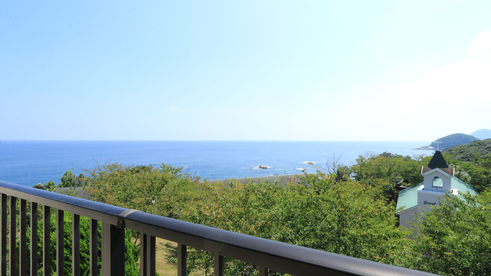 対馬海峡を臨むテラスからは、眼下に広がる海と空にきらめく太陽の光に自然の偉大さを感じさせられます。
