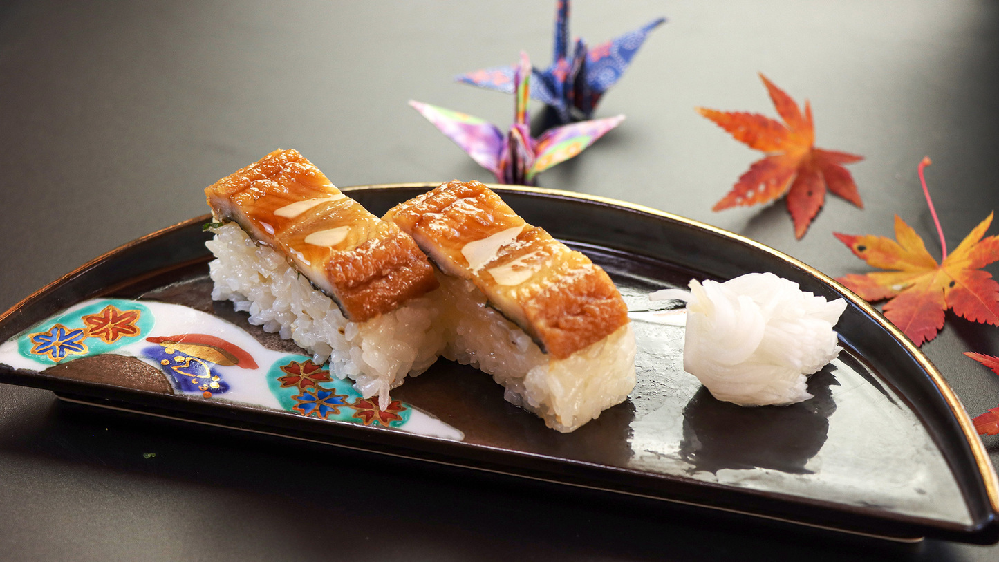 ＃夕食一例鰻の押寿司。ふわっとした身に甘タレがよく合います。