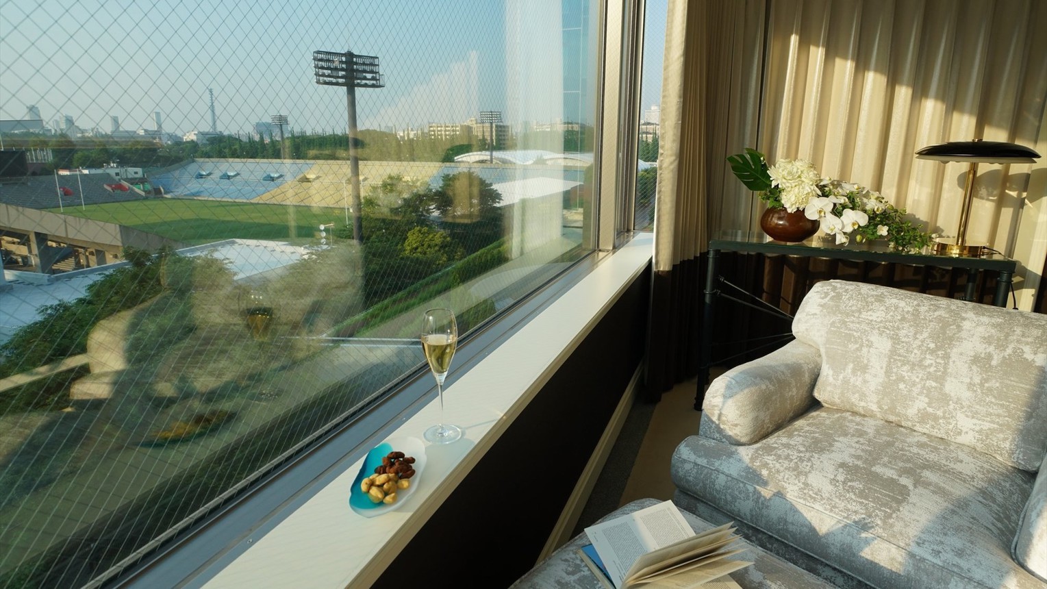 Stadium Suite｜秩父宮ラグビー場を眼下に臨む65平米のスタジアムスイートは、限定１室。