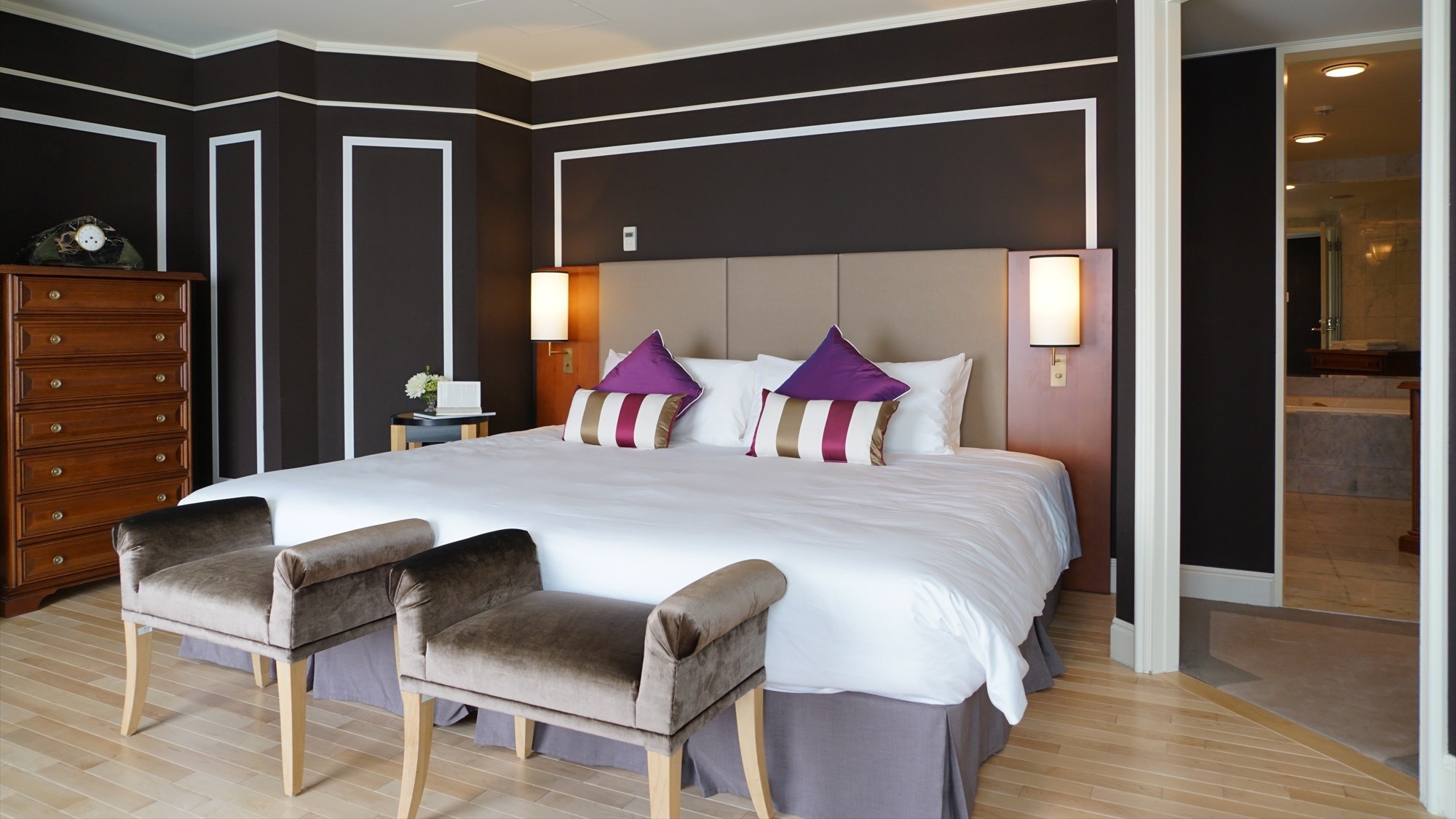 Royal Suite｜スイートルームの客室はよりエレガントに上質な大人の空間へと導きます。