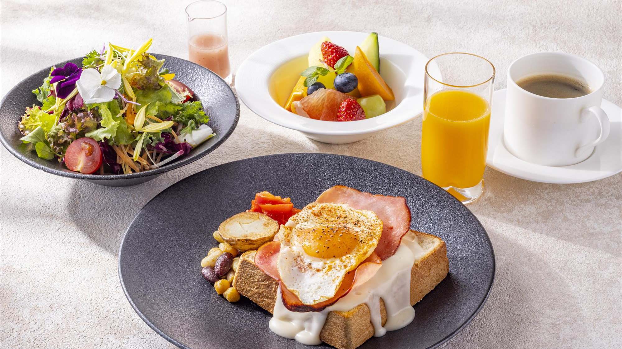ご朝食一例｜エッグベネディクトーポーチドエッグとオランデーソースをかけた定番の一品