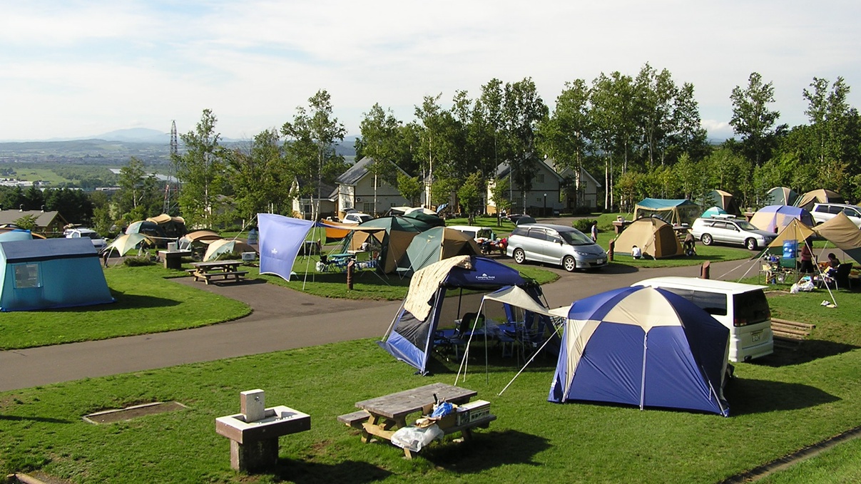 *キャンプ場内／広いキャンプ場内ではテントを張ってアウトドアを楽しむ方がたくさん♪