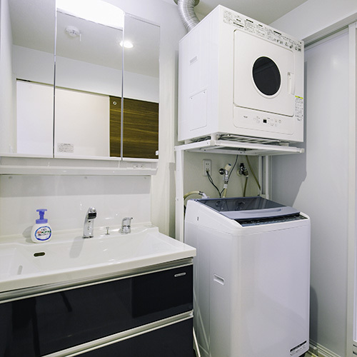*［バスルーム］洗面室にはアメニティ一式、洗濯機・乾燥機があるので便利
