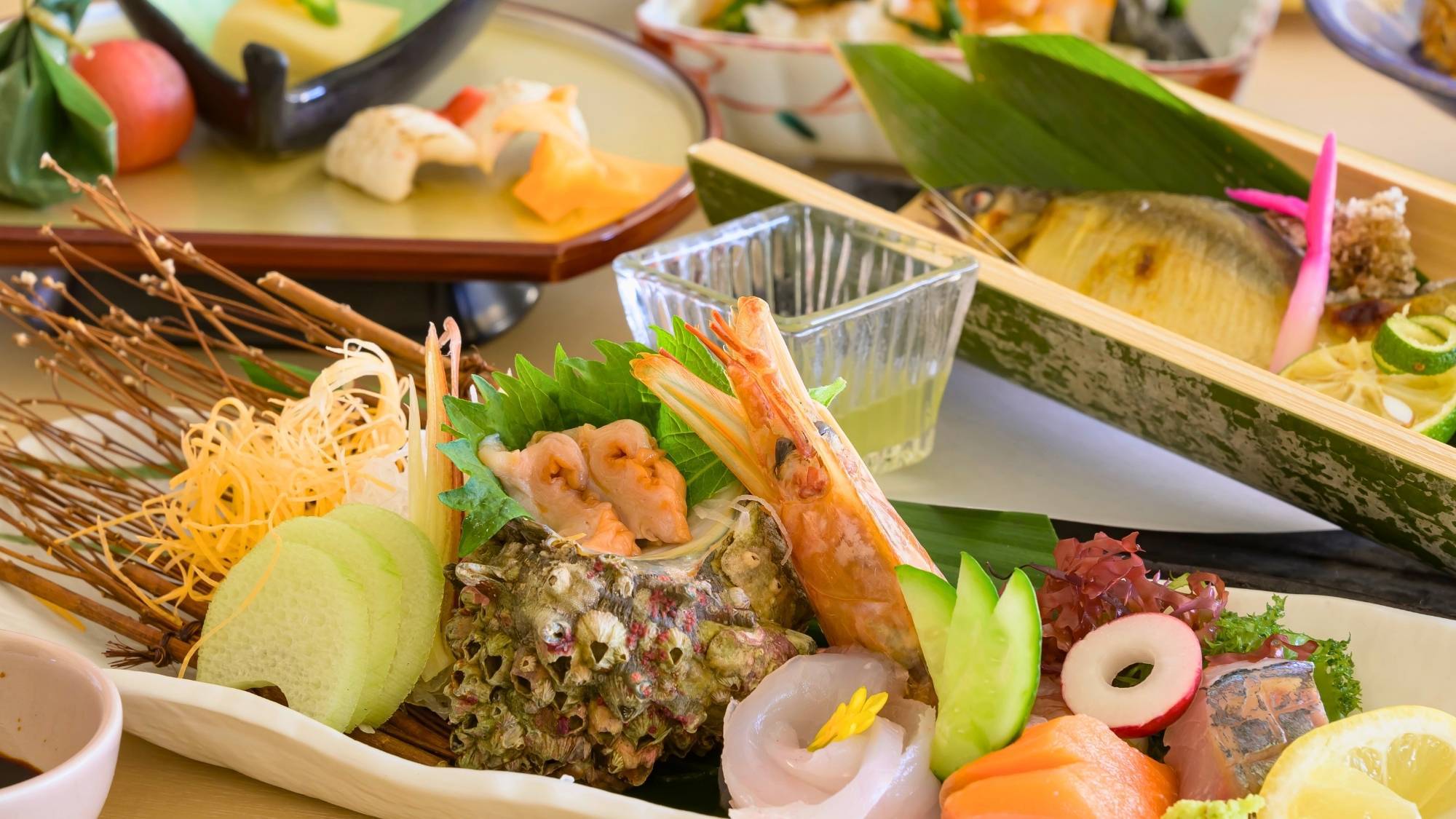 日本海で獲れた新鮮なお魚を季節のお造りでご堪能下さい。