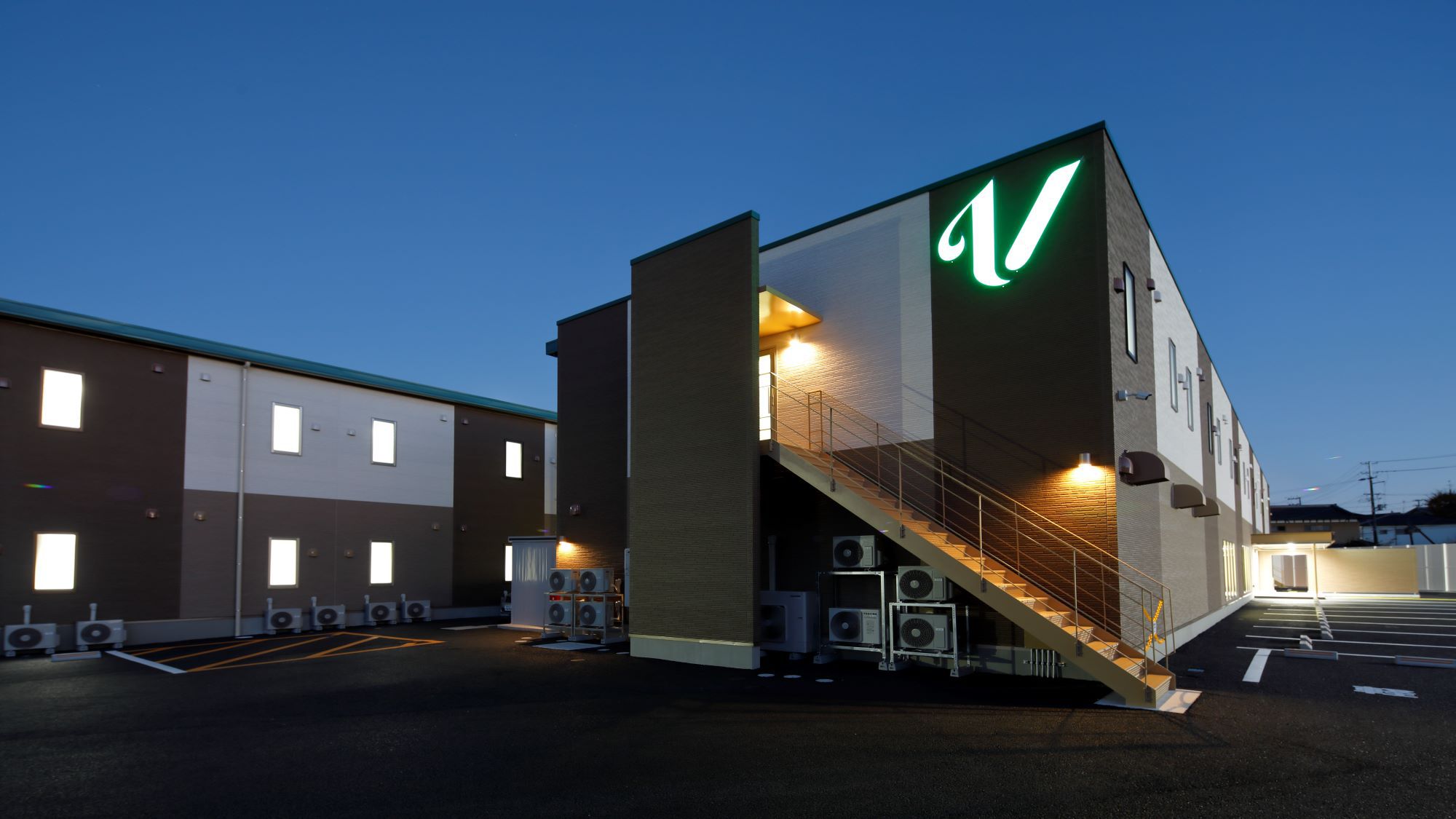 夜は緑色に光る「V」の字マークの看板を目印にお越しください♪