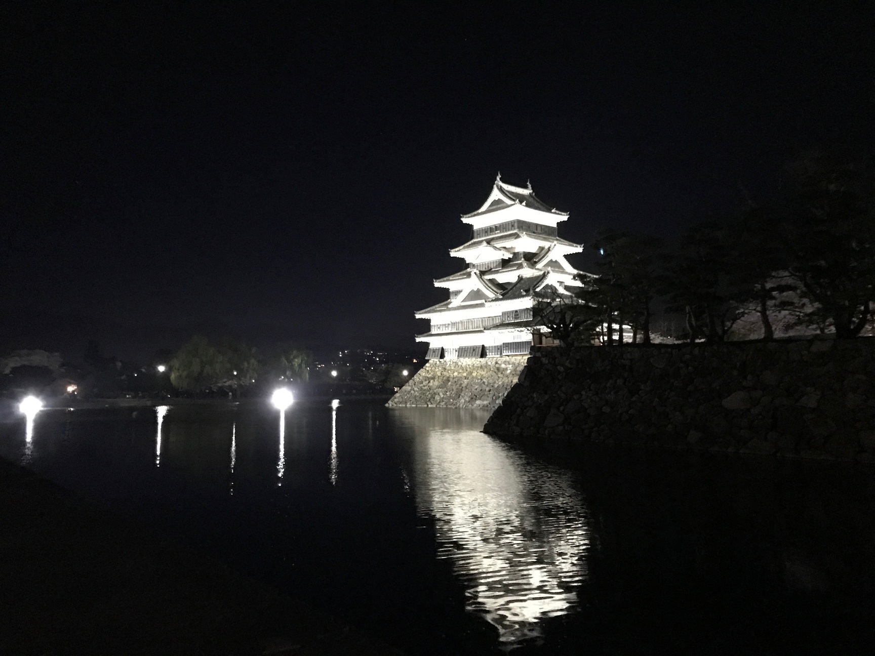 夜はライトアップで美しい松本城。写真では表せない美しさを是非ご自身でご覧ください