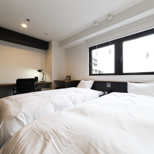 寝心地にこだわりベッドはモンズ社製。ベッドのしつらいもデュペスタイルと快適な環境
