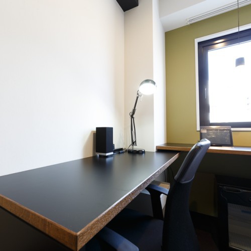 シングルルームにはビジネスに便利な広めのデスクを設置した客室もございます