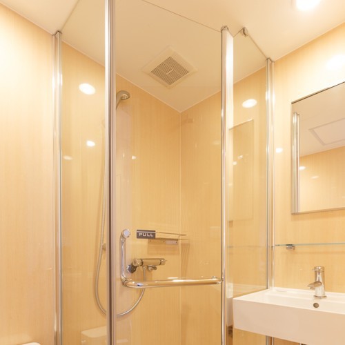シングルルームのシャワーはお洒落なシャワーブースの客室もございます