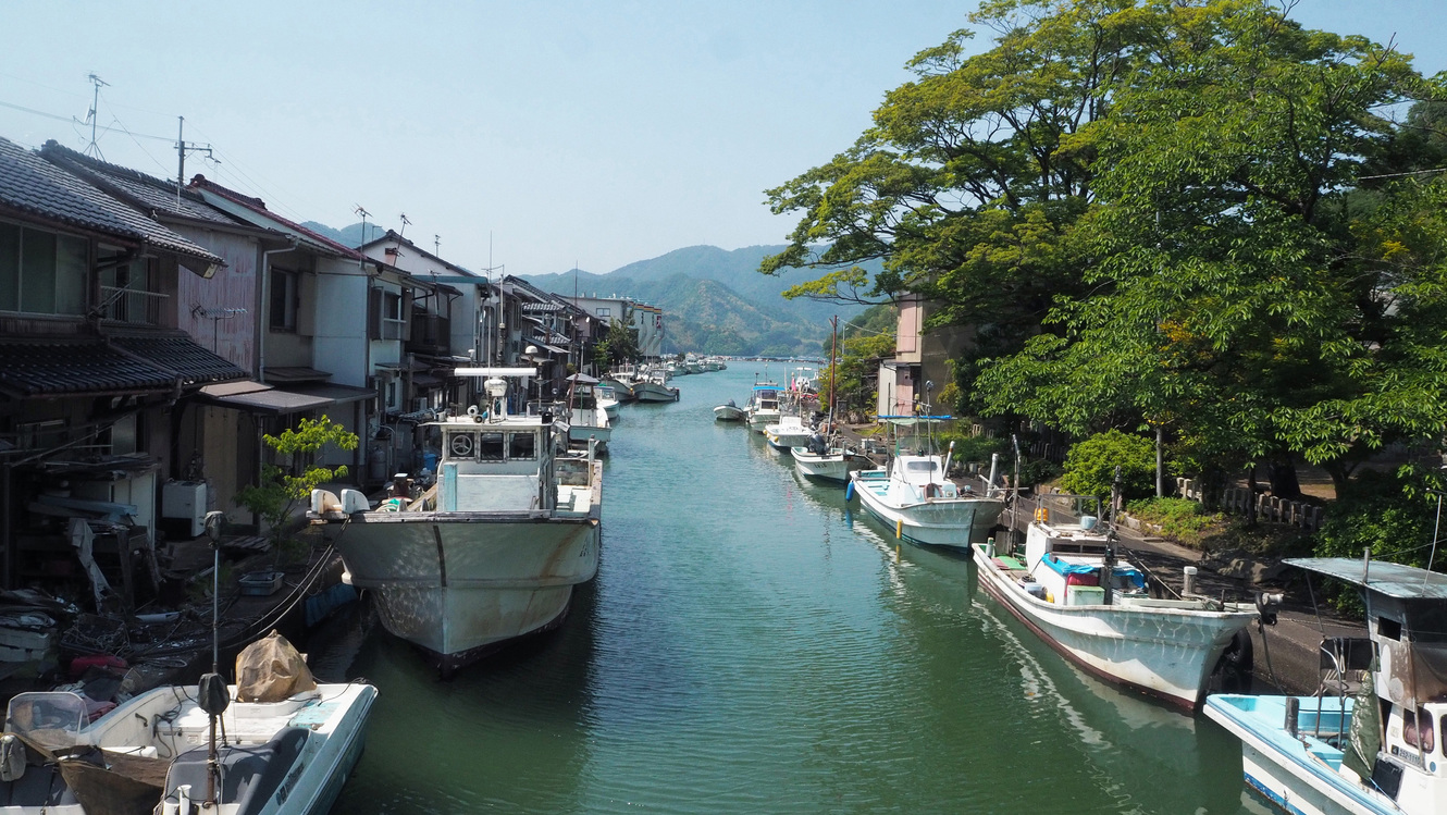 昔ながらの漁師町エリア「吉原入江」昔ながらのレトロな風景を楽しむことができます徒歩13分