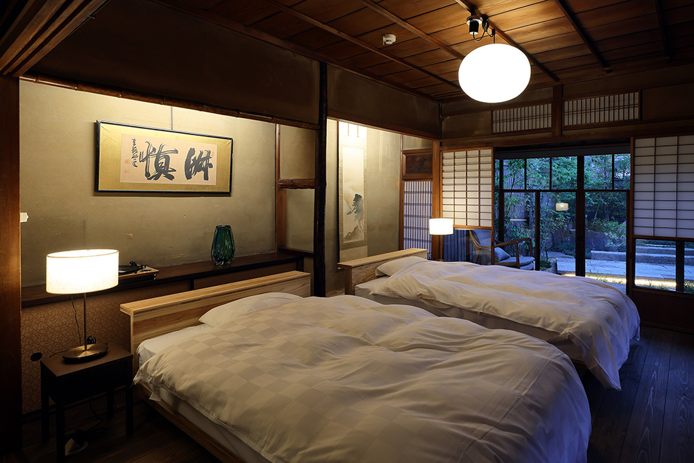 １階寝室にはセミダブルベッド２つ設置してあります。寝室に面した奥庭の景色は格別です。