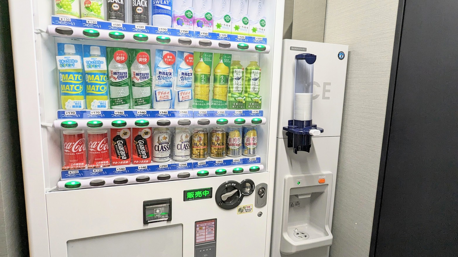 アルコールも販売してます♪隣には製氷機もご用意しております。