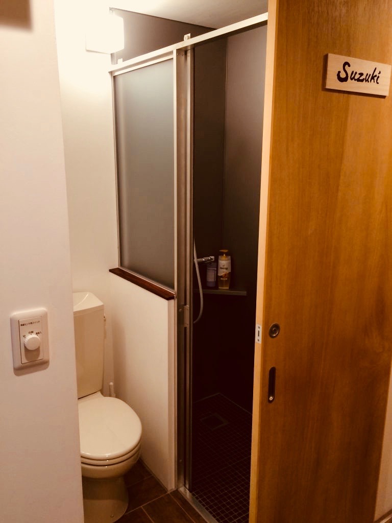 スズキ部屋専用室外トイレ／シャワー室