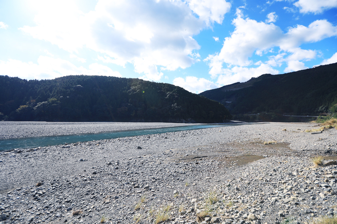 熊野川 - 大斎原 (おおゆのはら)の河原徒歩約5分