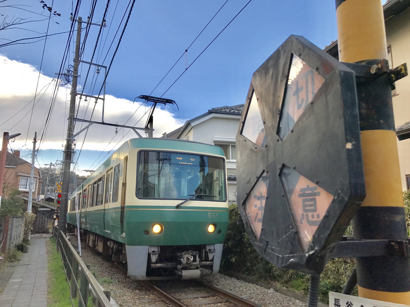 由比ヶ浜通りの路地裏を走る江ノ電