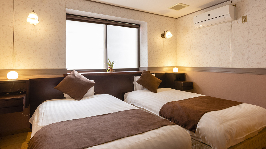 【1棟貸しDXコテージ：1階＋2階】58〜67平米/バス付ベッドルームは1部屋独立型でございます。