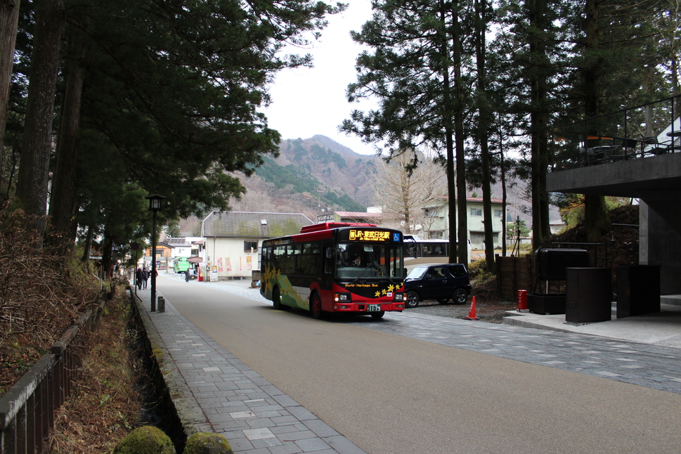 東武バス世界遺産めぐり巡回バスの停留所「西参道(東武観光センター前)」が目の前です。