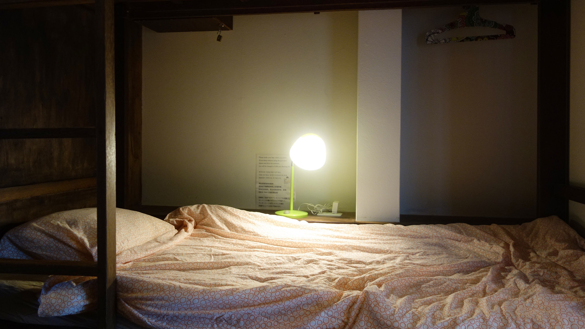 ・【ベッド】ベッド内には照明を設置。カーテンを閉めればプライベート空間も確保できます