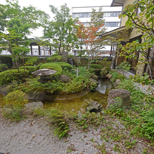 *【中庭】ロビーの前には滝を配した日本庭園を見ることができ、ひとときの安らぎを演出します。