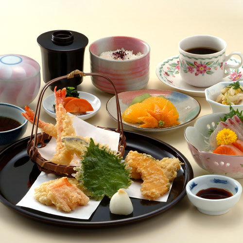 【天麩羅御膳】旬の食材を使った天ぷらをメインにお刺身や茶碗蒸しもお楽しみいただけます。