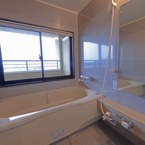 *【和室15畳・お風呂】セパレートタイプのお風呂です。窓からの景色も良好！