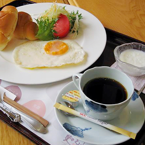 【軽朝食】パン、サラダ、目玉焼き、ヨーグルト、コーヒーととても軽めの朝食です。