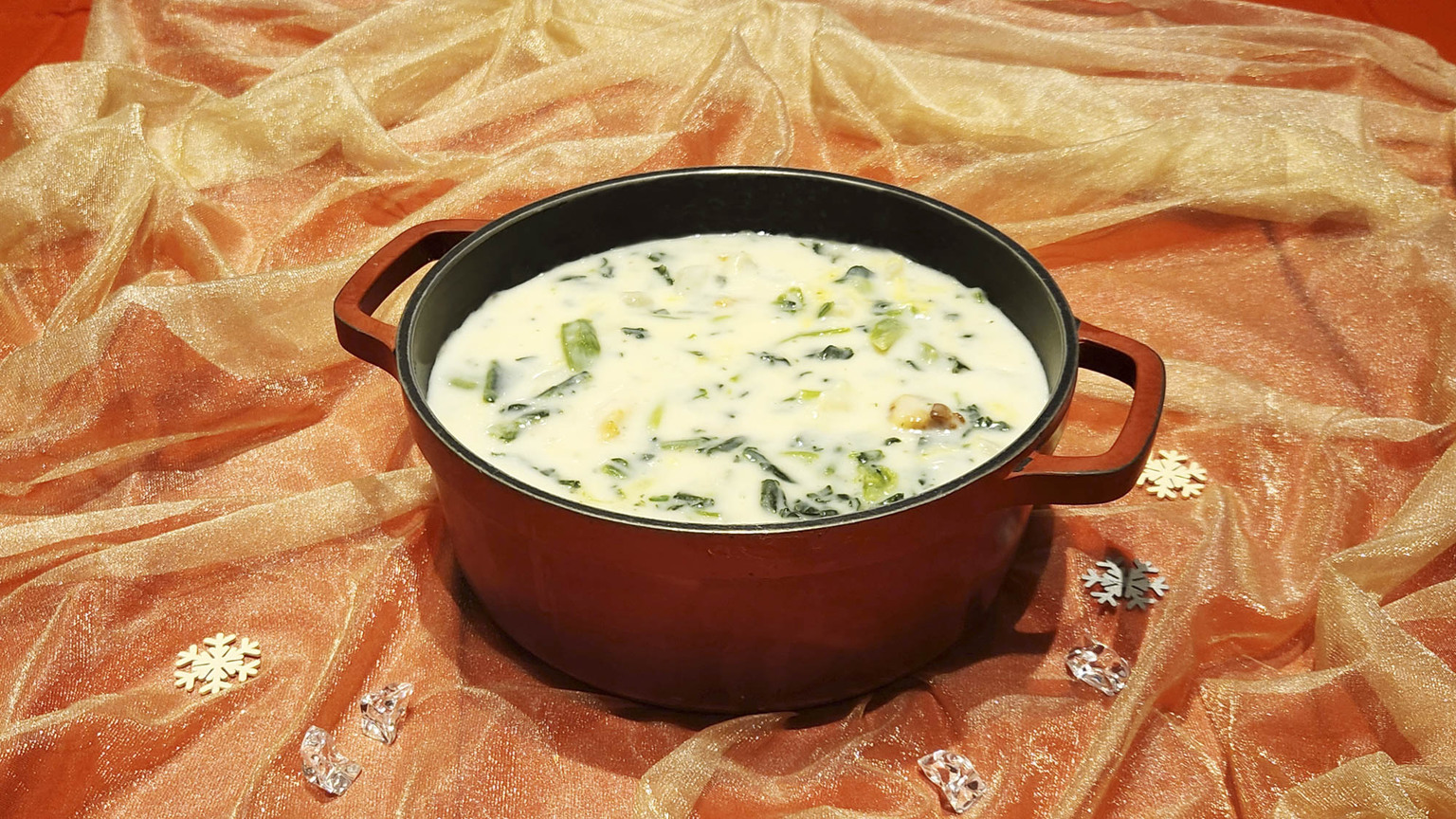 【冬限定日替わりスープ〜2/28】ほうれん草、かぶ、白菜の3種の冬野菜を使ったクリームシチュー