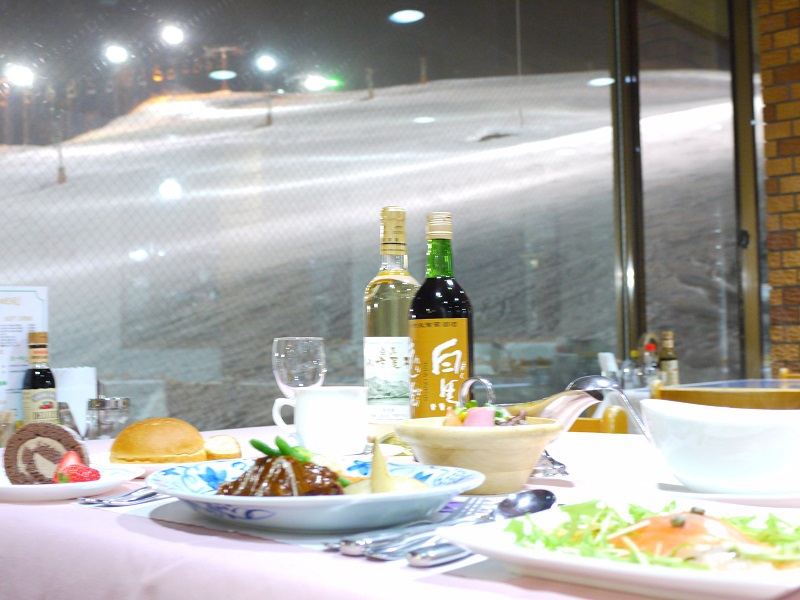 【夕食】ナイターゲレンデを眺めながらお食事をお楽しみください＊ナイター営業日に限ります。