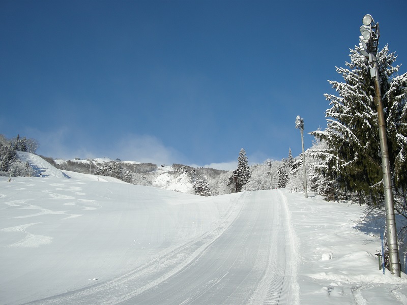 【山頂へ①】玄関を出てスキーを履く！＊全面滑走シーズンに限ります。