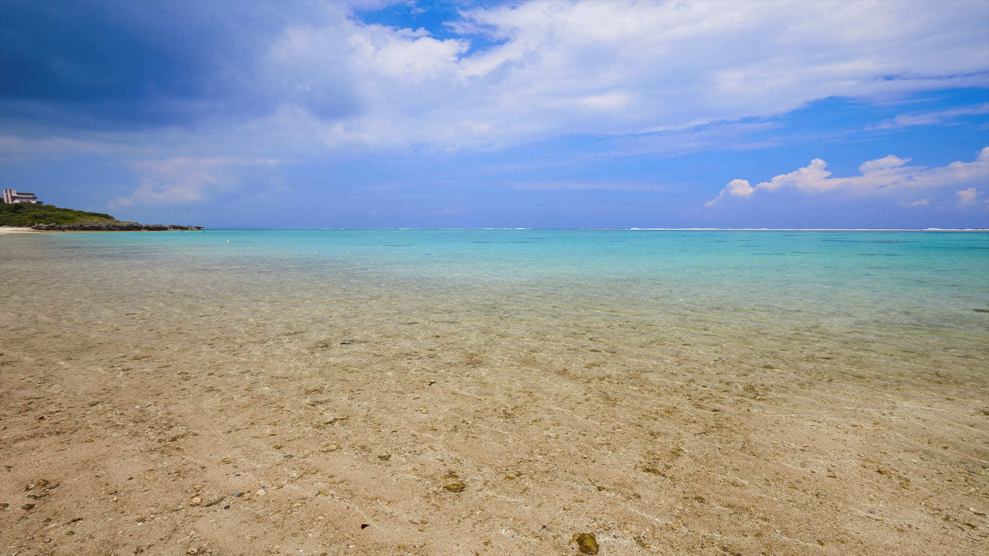 沖縄県民でも思わずテンションの上がるような、そんなきれいな砂浜と海が目の前に大きく広がります。